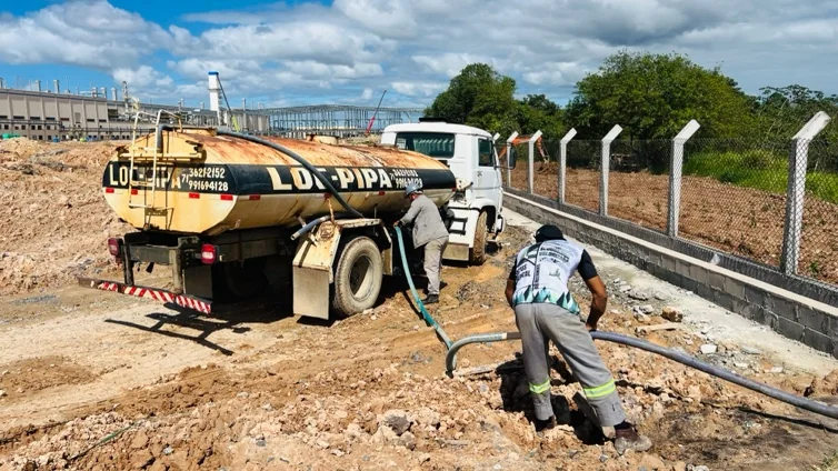 Equipe realizando irrigação das mudas na área do PRAD