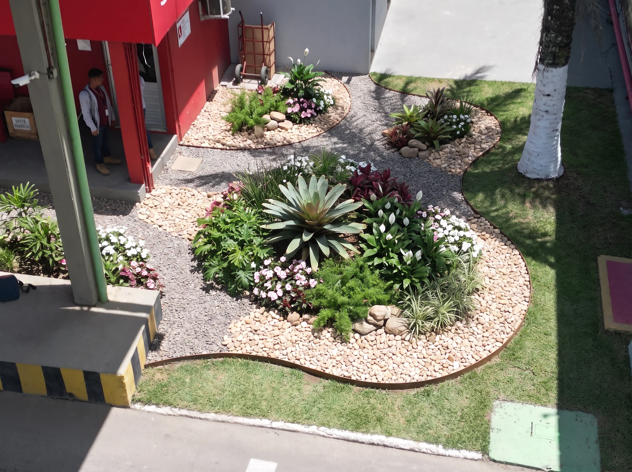 Jardins com folhagens, flores e caminhos de pedra na Solar Coca-Cola