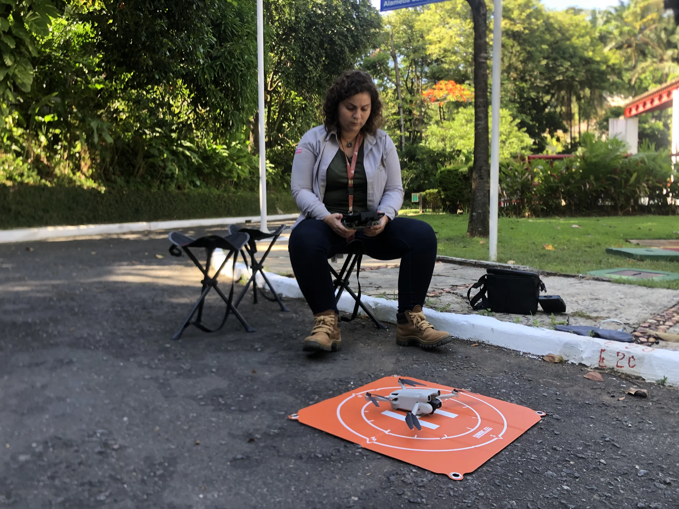 Profissional com controle e drone preparado no solo