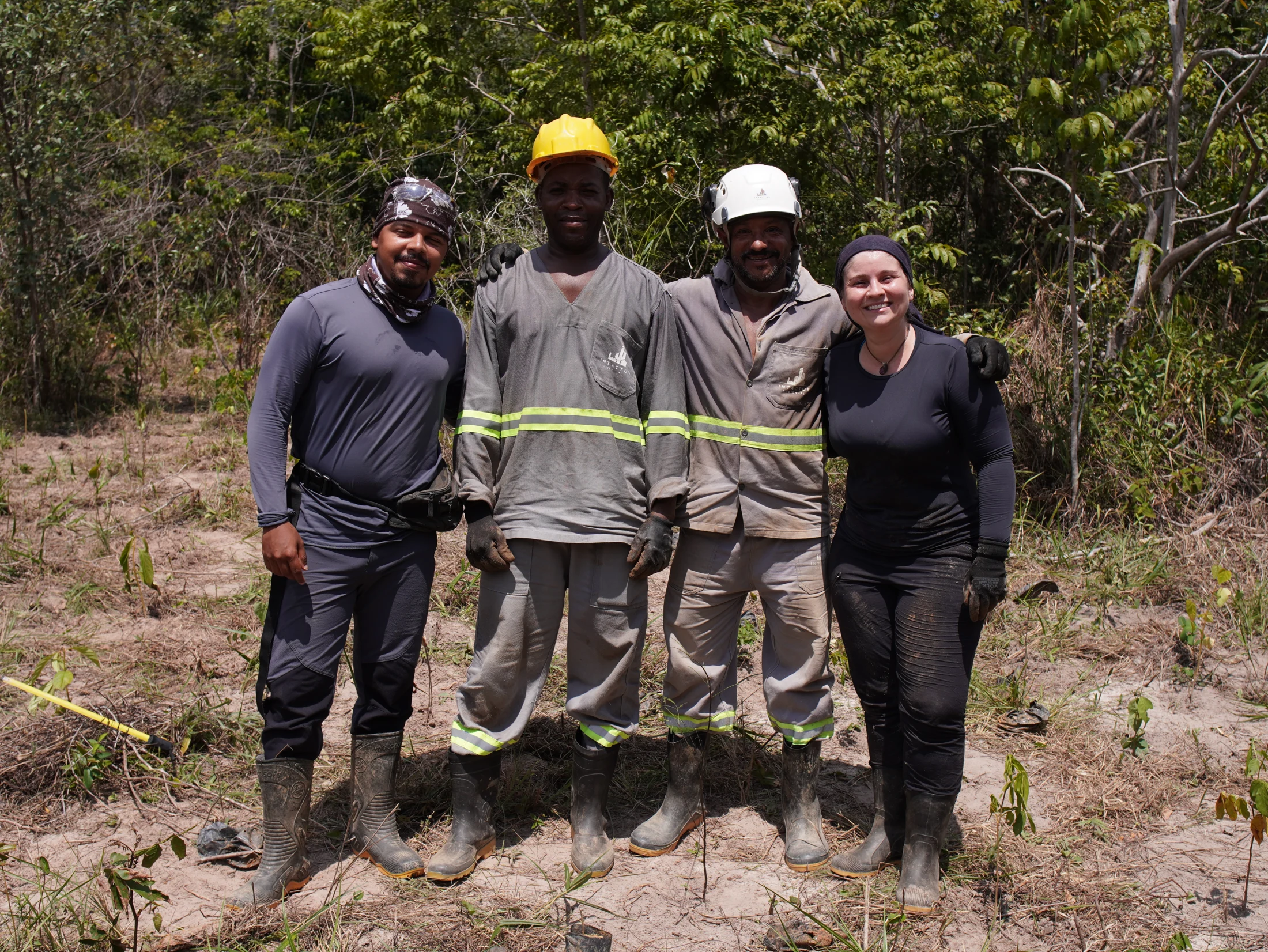 Equipe da Intactus reunida durante trabalho de plantio em campo
