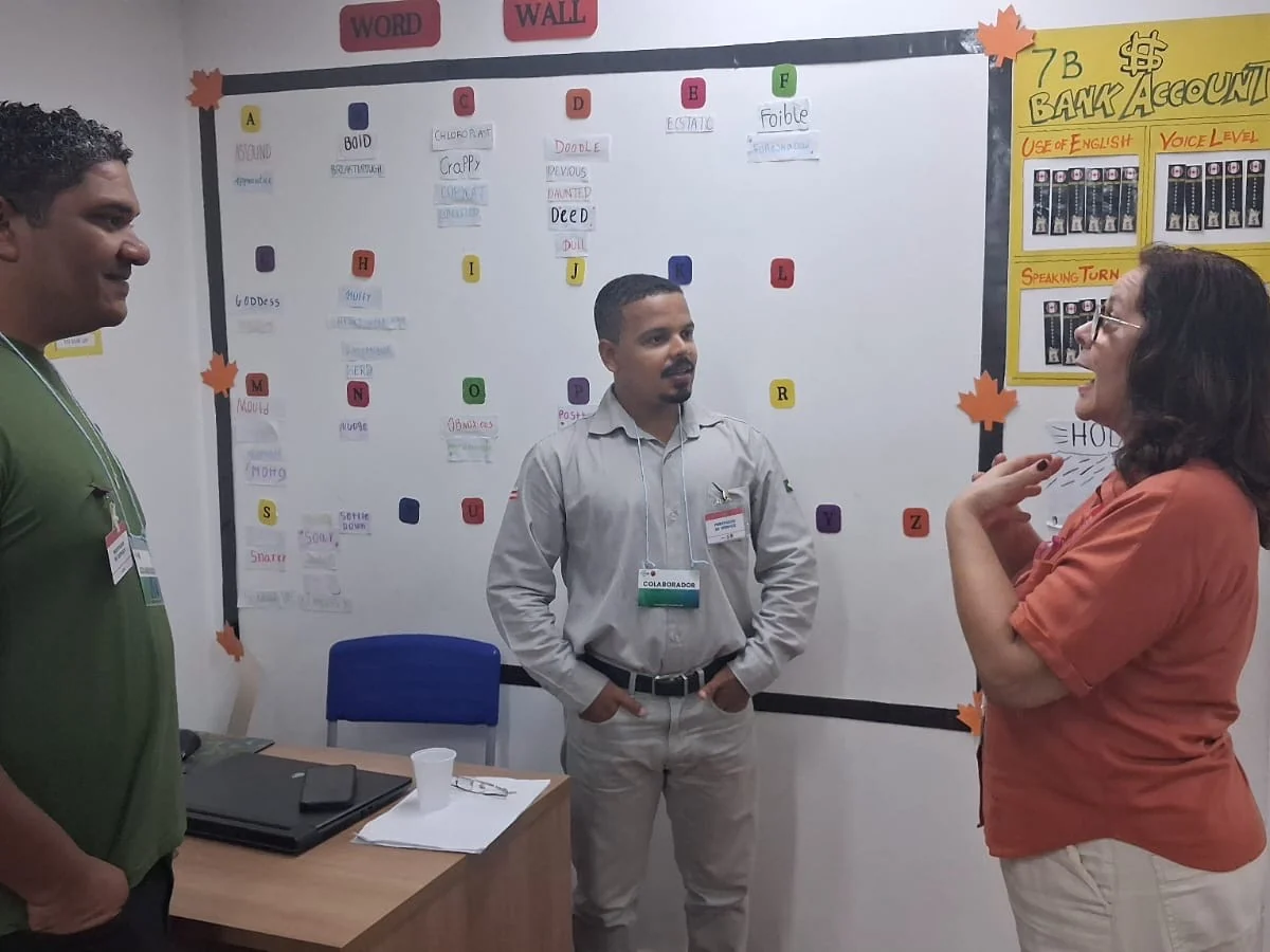 Participantes de atividade formativa em sala da Maple Bear.