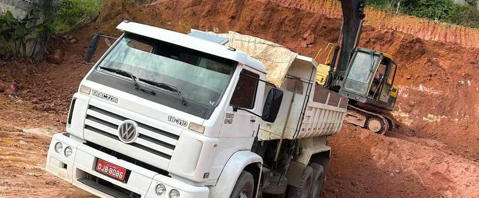Caminhão basculante e escavadeira em operação, foto do portfólio Intactus