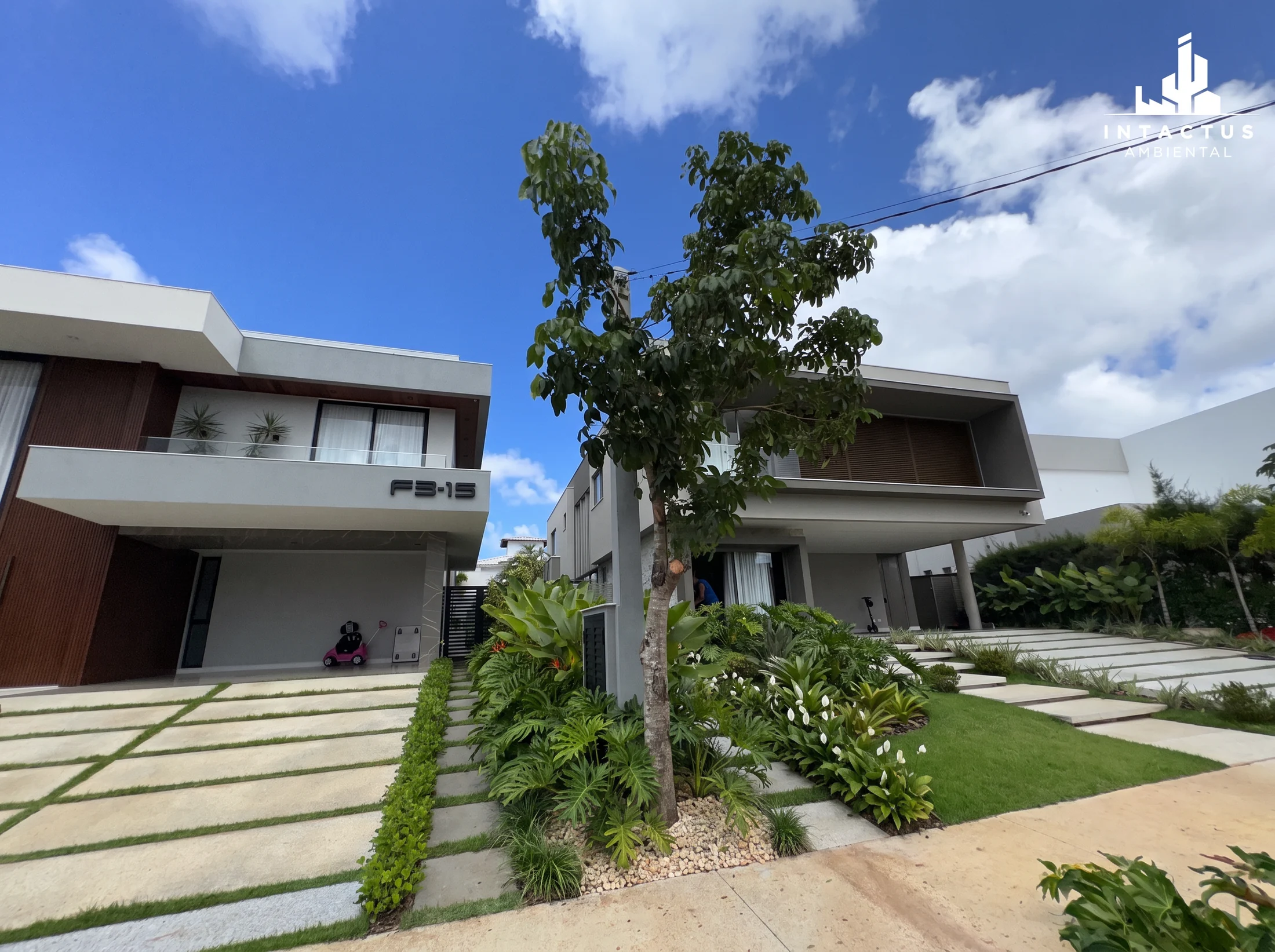 Casa contemporânea com árvore de sombra e jardim integrado