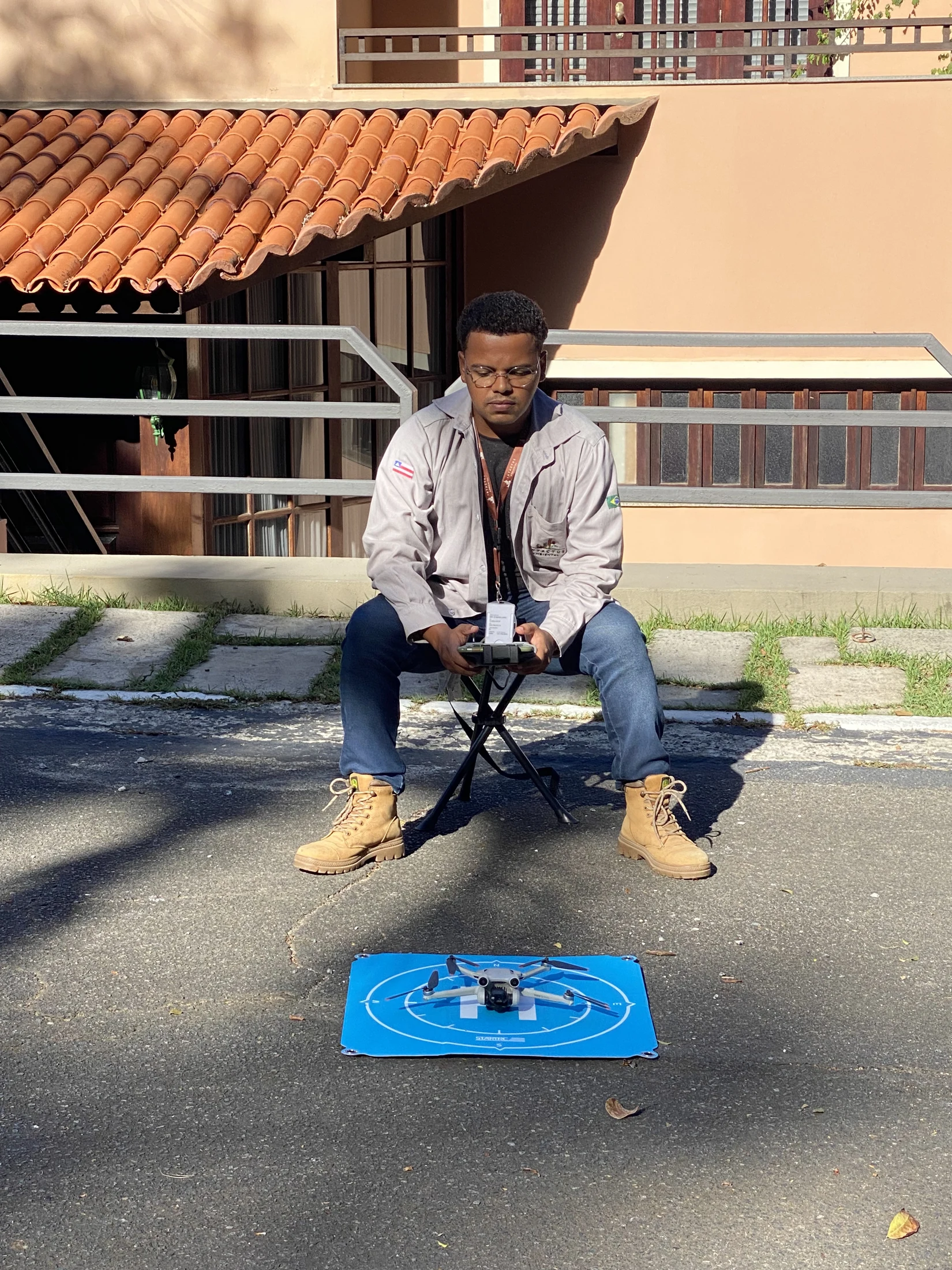 Profissional em campo com equipamento de drone preparado para levantamento