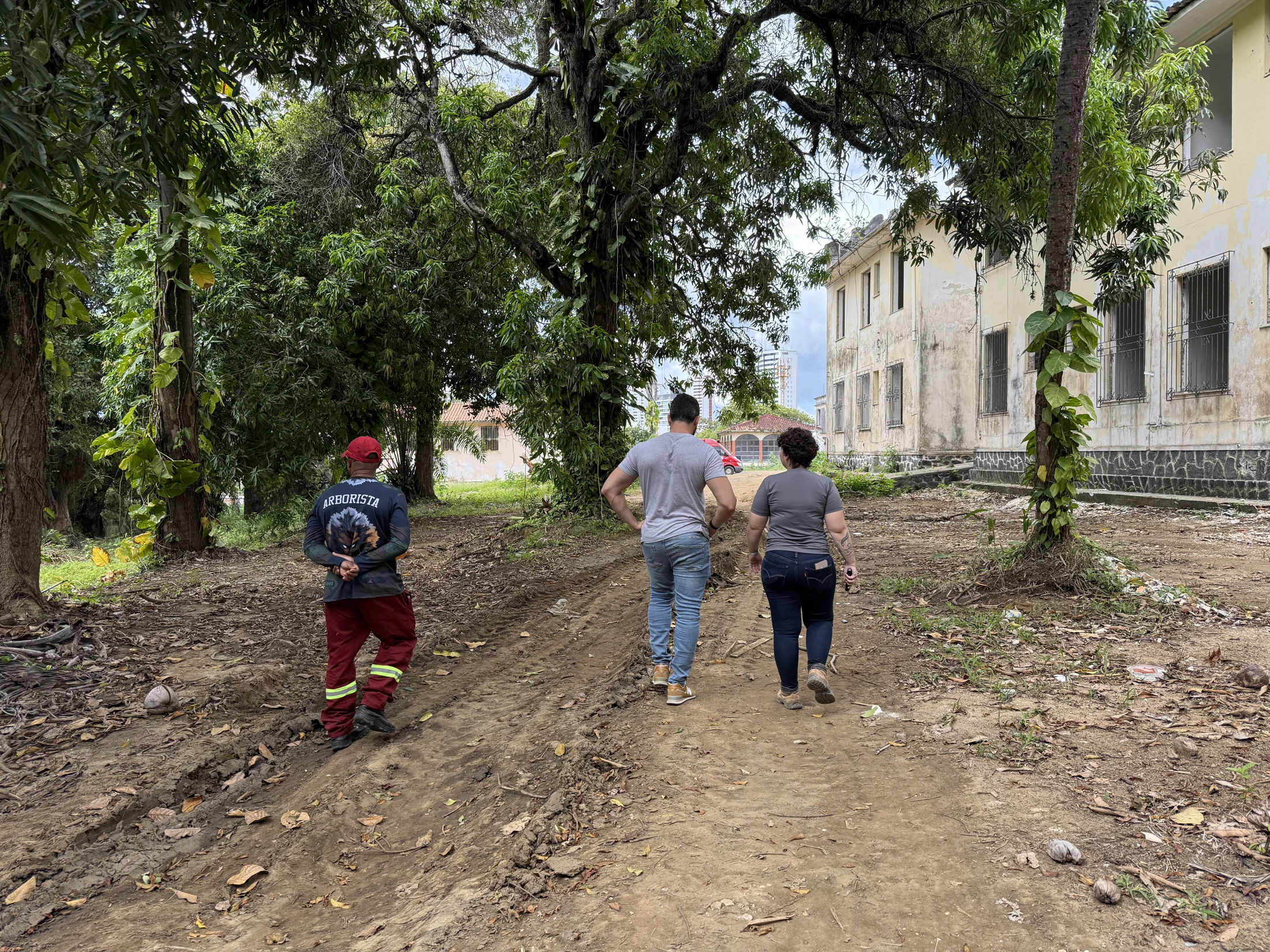 Equipe técnica percorre uma área arborizada durante uma visita de avaliação